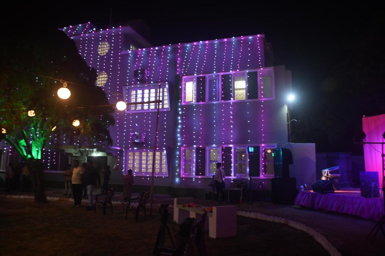 Jhargram Eshani Hotels And Guest House Buitenkant foto
